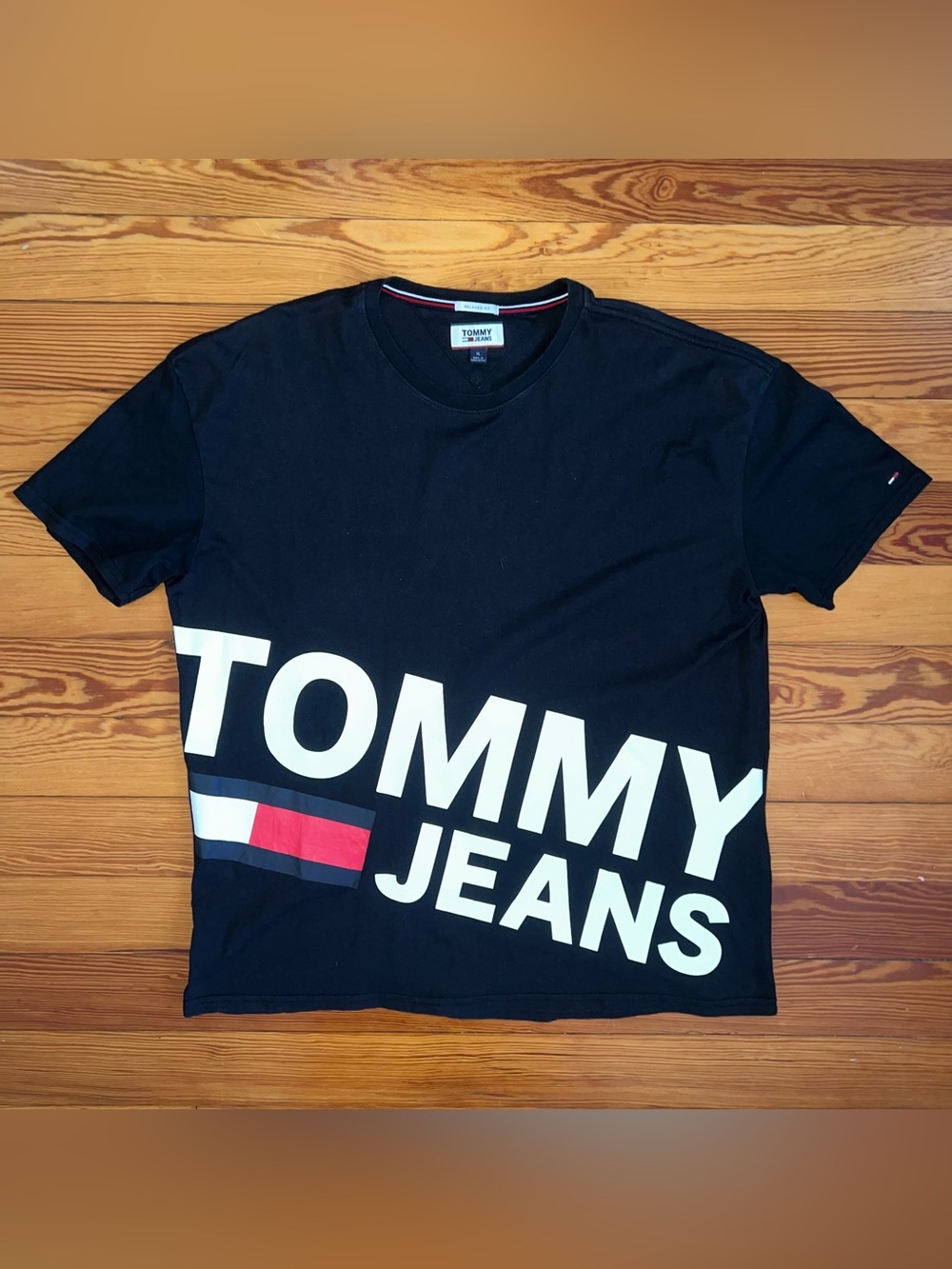 TOMMY JEANS Slanted Graphic Tee